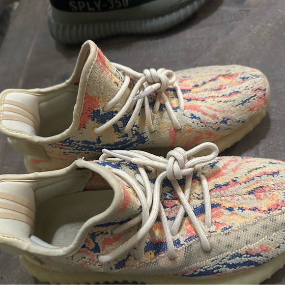 Yeezy Boost - Picture 2 of 2